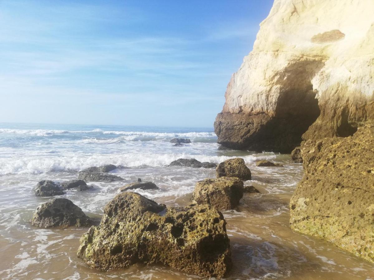 Rocha Praia Mar Beach Front Line Bay Portimao Bagian luar foto