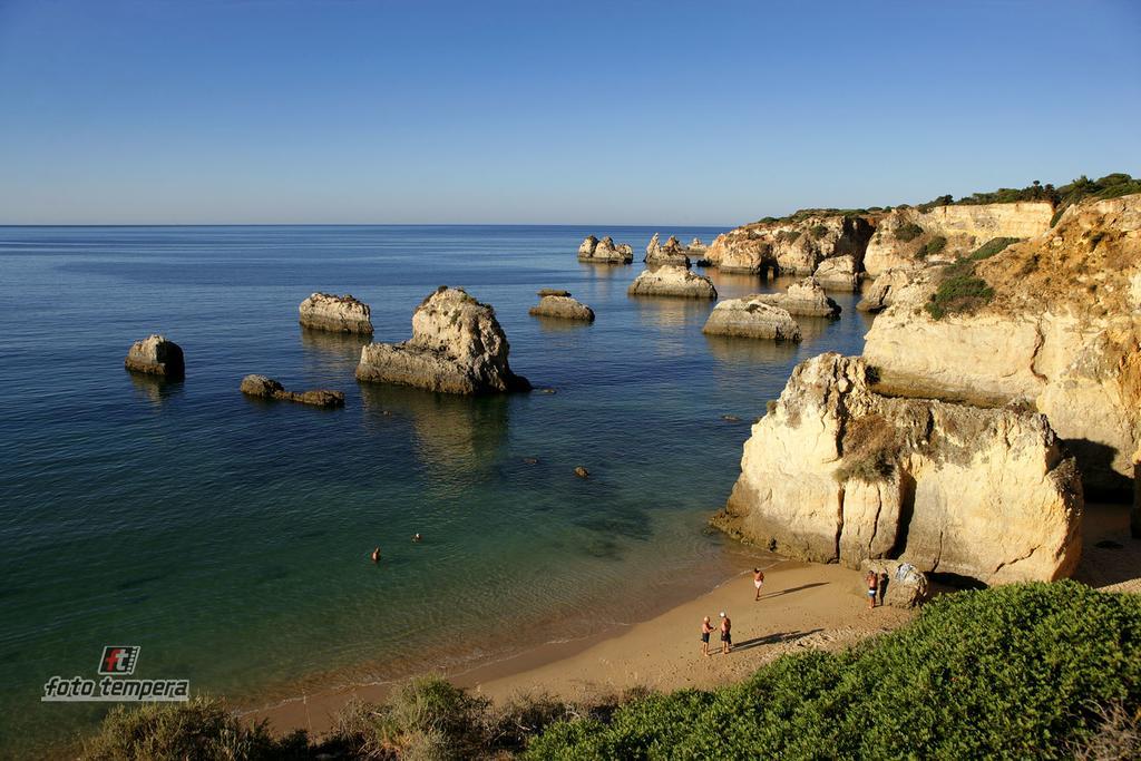 Rocha Praia Mar Beach Front Line Bay Portimao Bagian luar foto