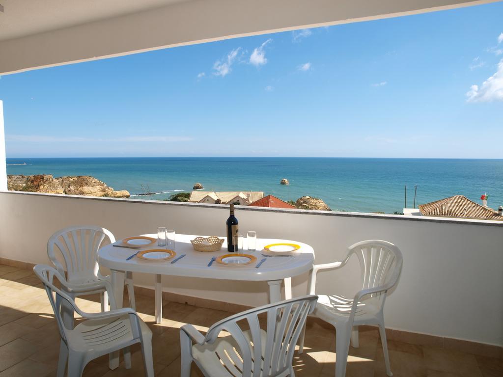 Rocha Praia Mar Beach Front Line Bay Portimao Bagian luar foto
